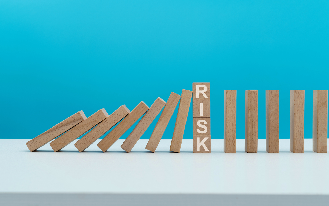 連鎖退職が起こる原因とは？企業に与える影響やリスク、効果的な対策を解説